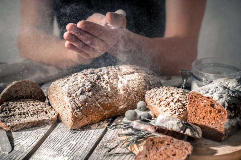 Por qué la fermentación lenta del pan tradicional cuida de tu microbiota
